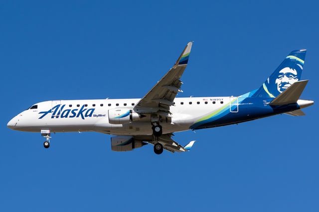 Embraer 175 (N189SY) - Full Quality Photo - a rel=nofollow href=http://www.airliners.net/photo/Alaska-Airlines-%28SkyWest-Airlines%29/Embraer-175LR-%28ERJ-170-200LR%29/4220675http://www.airliners.net/photo/Alaska-Airlines-%28SkyWest-Airlines%29/Embraer-175LR-%28ERJ-170-200LR%29/4220675/a