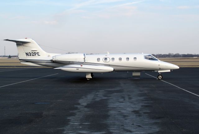 Learjet 35 (N32PE)