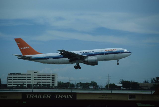 Airbus A300F4-200 (N407UA) - Short Final at Miami Intl Airport on 1990/08/26