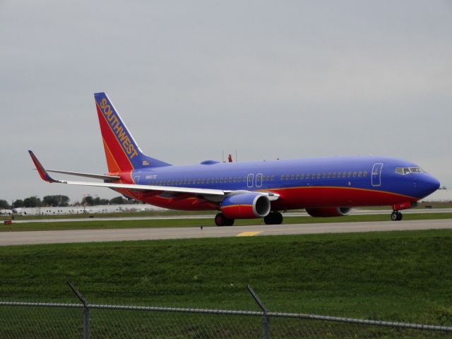 Boeing 737-800 (N8617E)