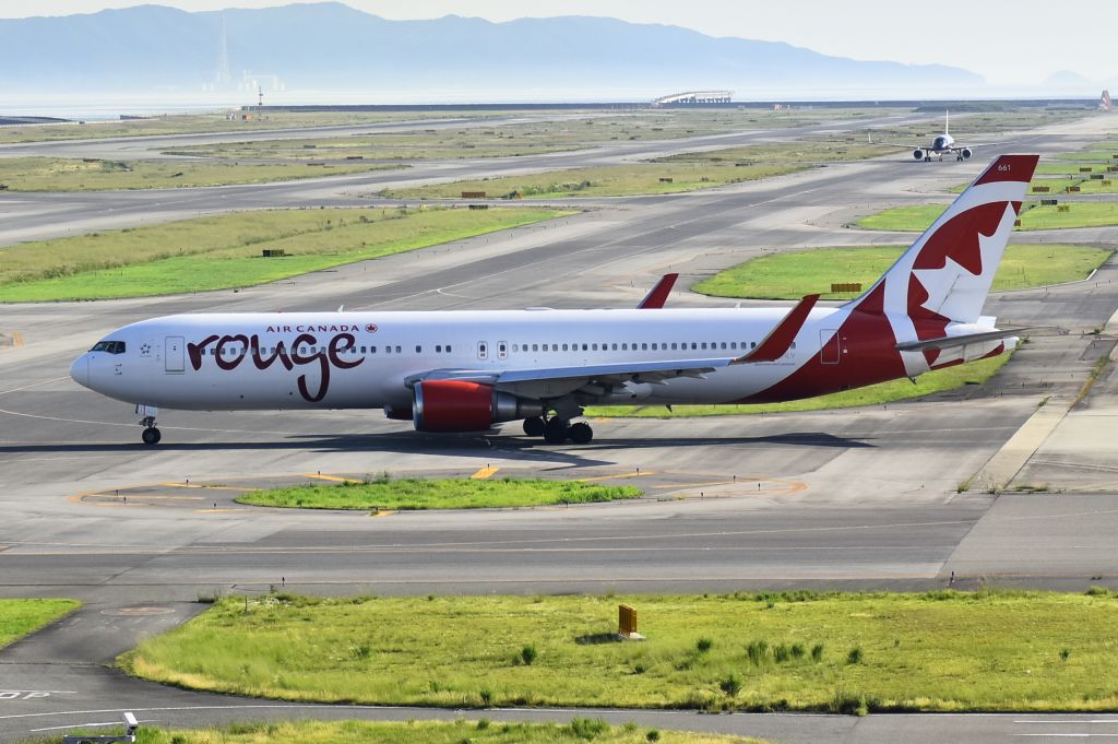 BOEING 767-300 (C-GHLV)