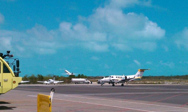 Beechcraft Super King Air 200 (VQ-TCI) - Air turks and caicos beechcraft kingair 200......background delta MD-88 TAKING OFF.