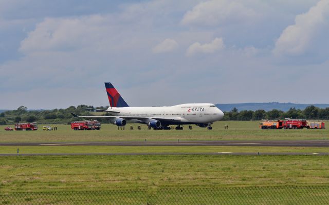 Boeing 747-400 (N671US) - delta b747-4 n671us on an emergency to shannon 3/7/15.