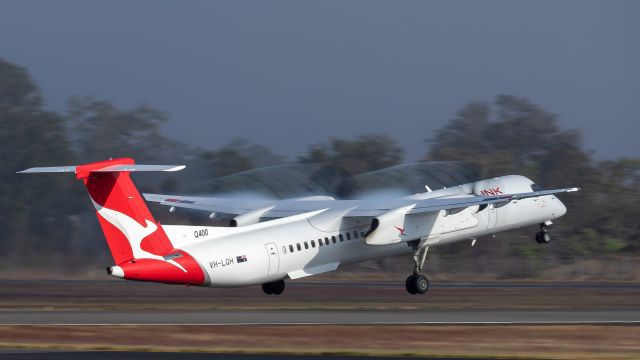 de Havilland Dash 8-400 (VH-LQH) - Dash 8 departing YBRK.