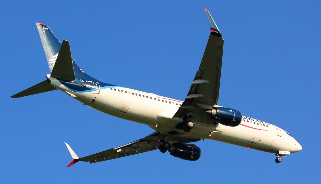 Boeing 737-800 (XA-AMV) - Found a nice place to shoot some pics of planes landing. This shows more of their flaps hanging down. I always liked this view better.