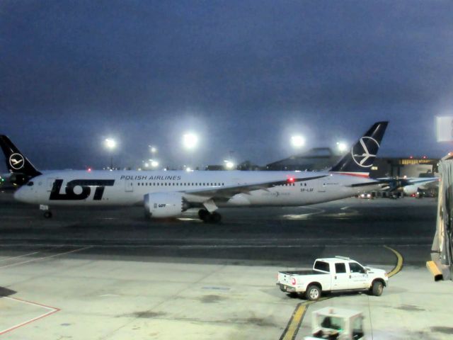 Boeing 787-9 Dreamliner (SP-LSF)