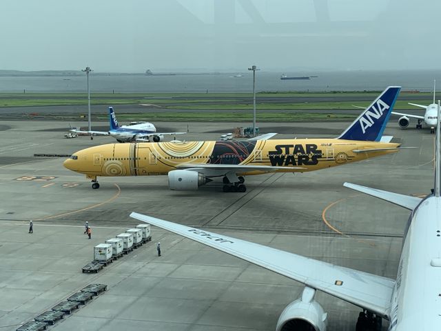 Boeing 777-200 (JA745A) - Waiting for a flight.