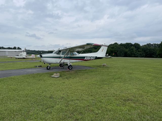 Cessna Skyhawk (N9616Q) - Waiting for weather to clear up at 2W2!