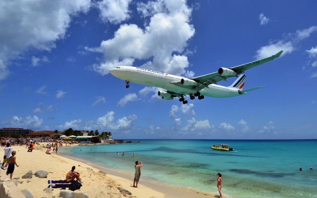 F-GLZM — - Typical day on MAHO, SXM.