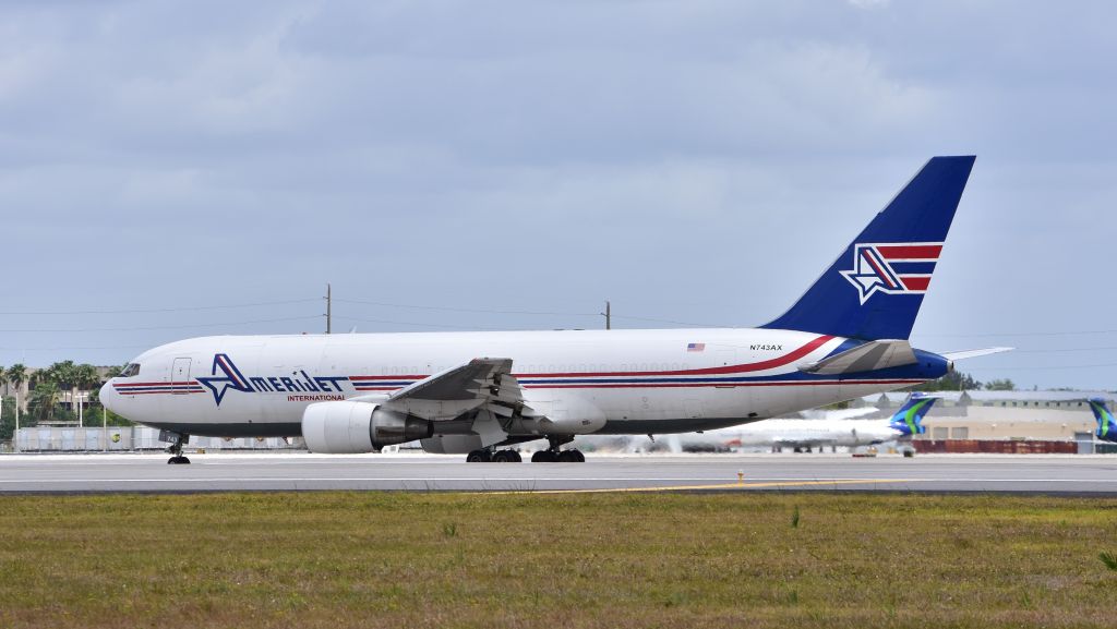 BOEING 767-200 (N743AX)