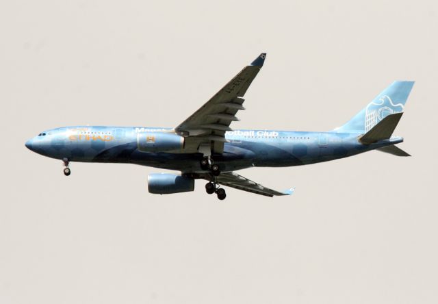 Airbus A330-200 (A6-EYE) - CANON 400 MM AND 2X  EXTENDER