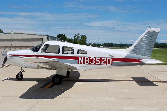Piper Cherokee (N8352D)