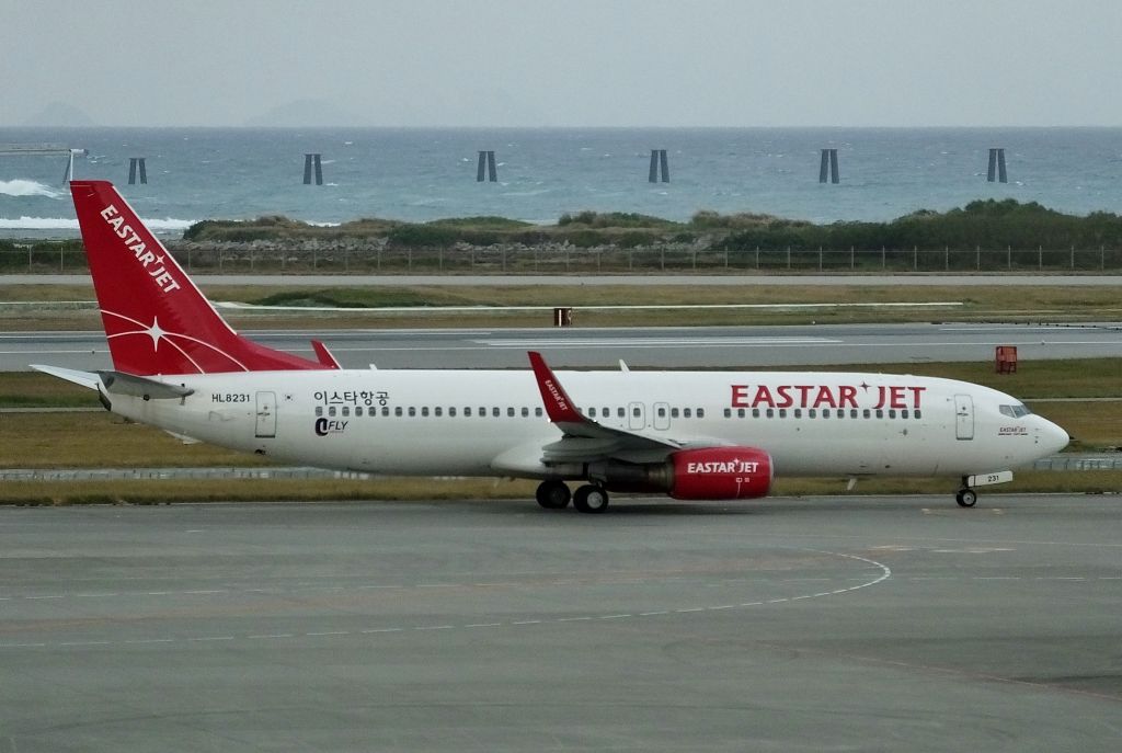 Boeing 737-800 (HL8231) - Taxing at Okinawa-Naha (2017/12/25)
