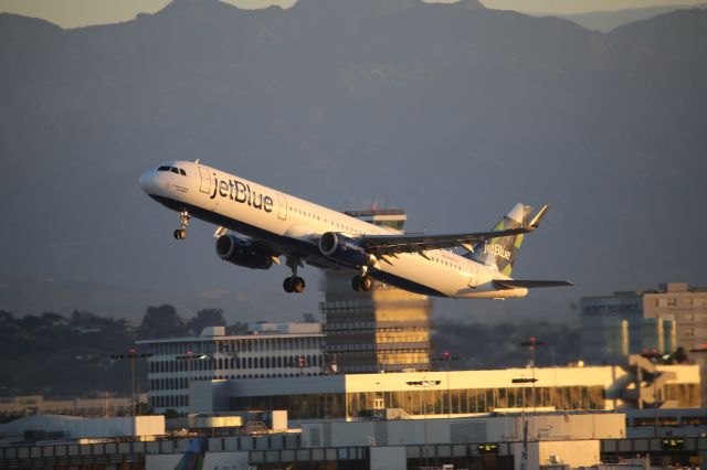 Airbus A321 (N943JT)