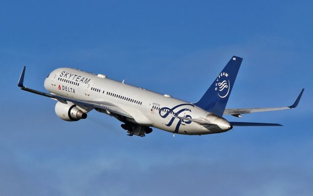 Boeing 757-200 (N705TW) - skyteam delta b757-200 n705tw dep shannon 17/10/16.