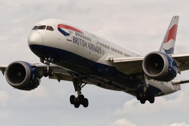 Boeing 787-8 (G-ZBJI) - 4th August, 2024: Flight BA 104 from Dubai is on short finals to runway 27L at London Heathrow. 