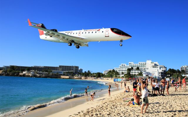 Canadair Regional Jet CRJ-200 (HI1058)