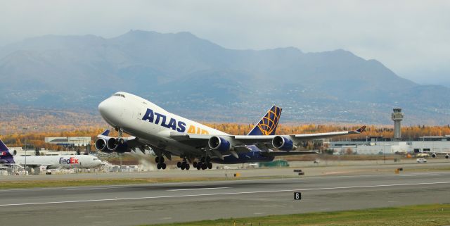 Boeing 747-400 (N485MC)