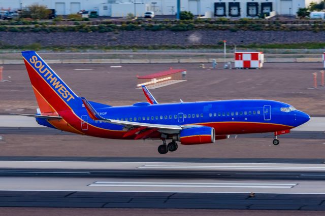 Boeing 737-700 (N7813P) - A Southwest Airlines 737-700 landing at PHX on 2/19/23. Taken with a Canon T7 and Tamron 70-200 G2 lens.