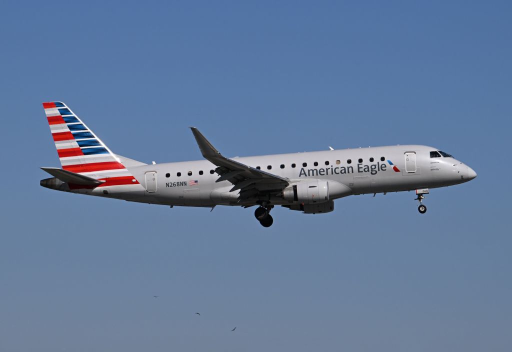 Embraer 175 (N268NN)
