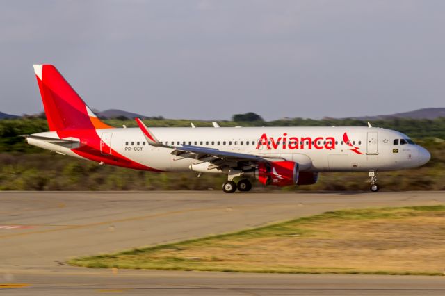 Airbus A320 (PR-OCY) - A320 da Avianca pouso em Petrolina-PE vindo de Salvador-BA e seguindo para Recife-PE no dia 21/10/2018.