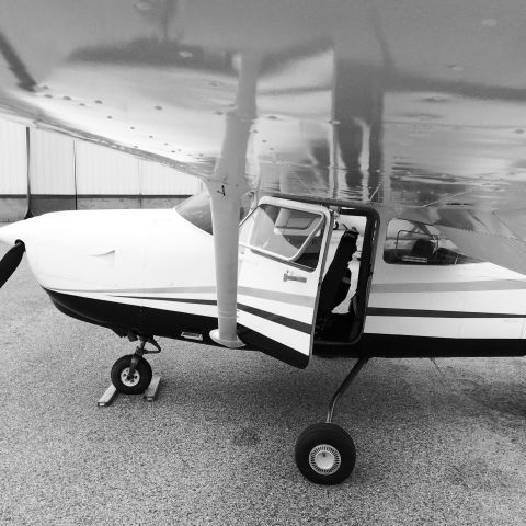 Cessna Skylane (N6429T) - Under the wing view