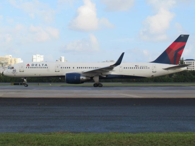 Boeing 757-200 (N702TW)