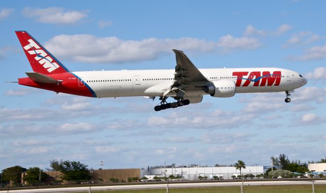 BOEING 777-300 (PT-MUD)