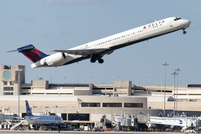 McDonnell Douglas MD-90 (N935DN) - Departing PBI Oct 27, 2013