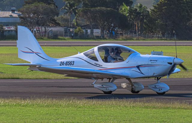 EVEKTOR SportStar (24-8563) - 24-8563 Taxiing in after touching down on Shellharbour's runway 34.