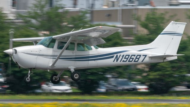 Cessna Skyhawk (N19687) - The Kittyhawk Rentals Cessna 172 performing a touch and go on runway 28 at Albany International before heading back to Schenectady.