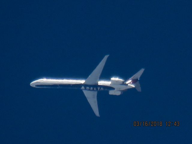 McDonnell Douglas MD-90 (N930DN)
