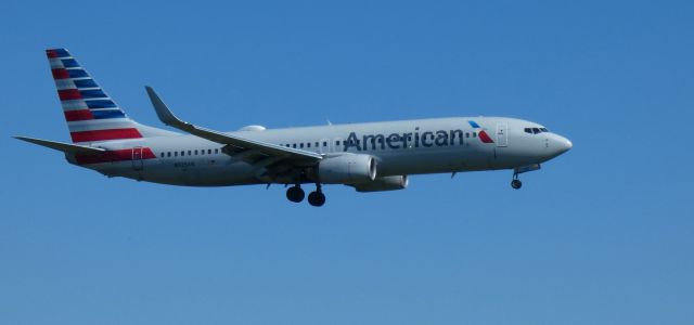 Boeing 737-800 (N925AN) - On short final is this 1999 American Airlines Boeing 737-823 in the Summer of 2022.