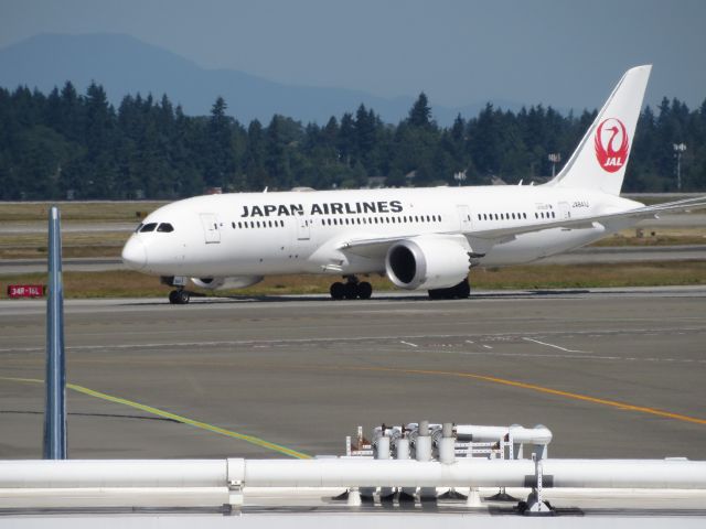 Boeing 787-8 (JA841J) - One of JAL's 787-8's taxing after landing at KSEA.br / 