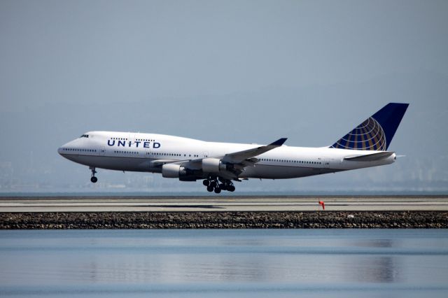 Boeing 747-400 (N121UA) - Arrival UA # 838, Landing 28L from NRT  08-23-2015