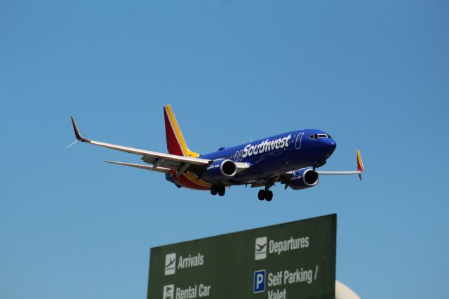 Boeing 737-800 (N8577Z) - Cool landing photo over KSNA airport sign