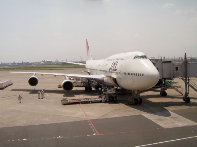 Boeing 747-400 (JA8907)