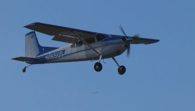 Cessna Skywagon (N185US) - On final is this 1977 Cessna Skywagon A125F while an American Airlines Embraer in the distance heads to KPHL in the Autumn of 2018.