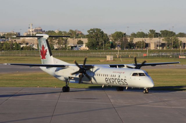 de Havilland Dash 8-400 (C-FSRW)