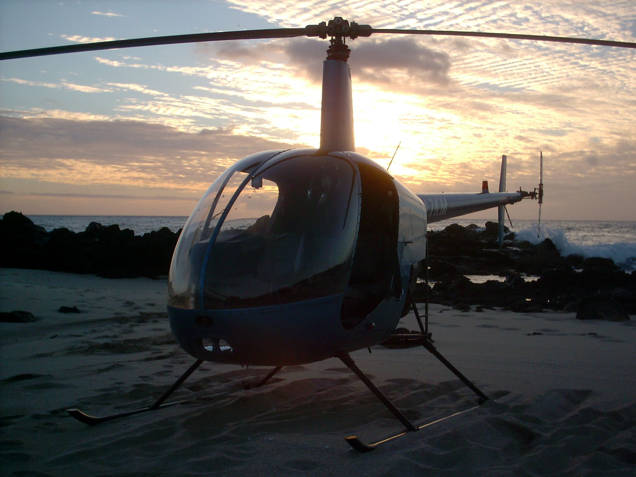 Robinson R-22 — - ROBINSON R22 ON THE BEACH FOR SUNSET IN MOLOKAI