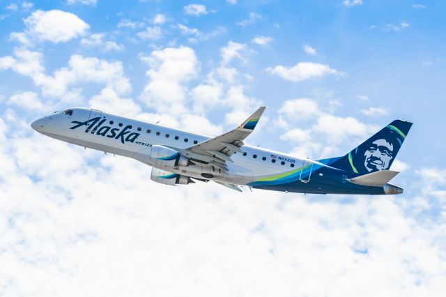 Embraer 175 (N632QX) - A Horizon Air ERJ175 taking off from PHX on 2/11/23 during the Super Bowl rush. Taken with a Canon R7 and Canon EF 100-400 II L lens.