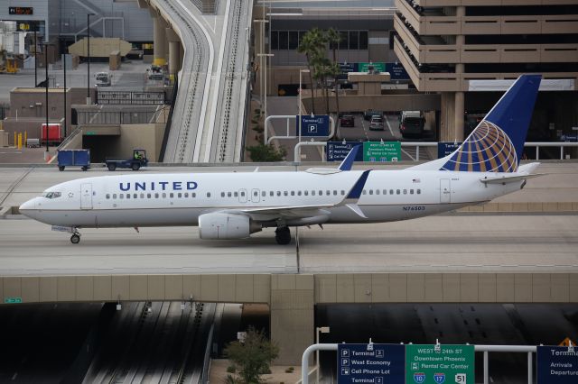 Boeing 737-800 (N76503)