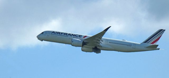 Airbus A350-900 (F-HTYC) - Shortly after departure is this 2019 Air France Airbus 350-914 in the Spring of 2024. CYOW - LFPG