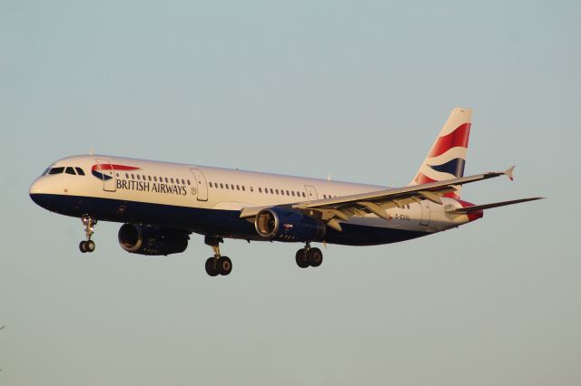 Airbus A321 (G-EUXL) - A British Airways A321 on final approach into LHR, Landing on runway 27L.br /br /Location: Great South-West Road.br /Date: 20.12.22 (dd/mm/yy).