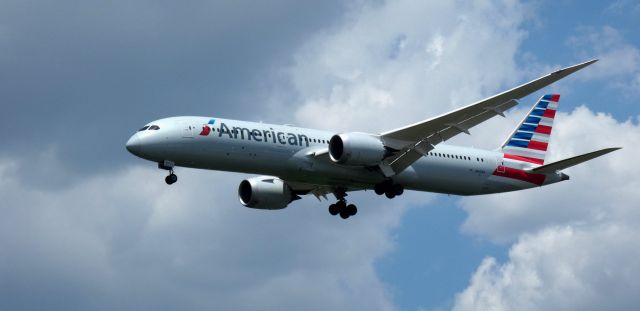 Boeing 787-9 Dreamliner (N841AN) - On short final is this 2019 American Airlines Boeing 787-9 Dreamliner in the Summer of 2023. LPPT - KPHL