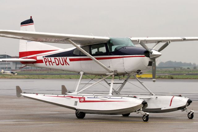 Cessna Skylane (PH-DUK) - WINGS OVER HOLLAND B.V. More info? Go to http://www.mst-aviation.nl/portal/modules.php?name=Forums&file=index