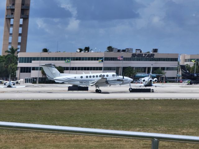 Beechcraft Super King Air 350 (N81432) - Landing