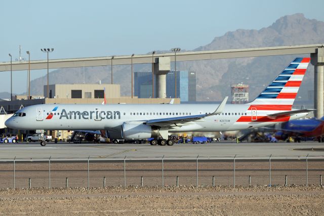 Boeing 757-200 (N207UW)