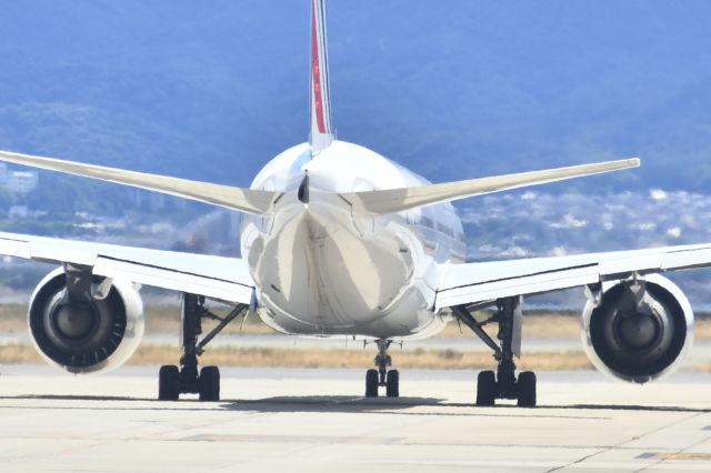 Boeing 777-200 —