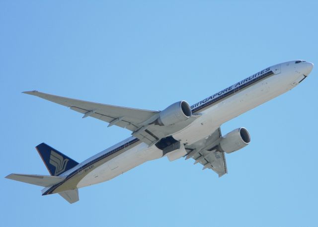 BOEING 777-300 (9V-SWI) - United Family Day 2010.